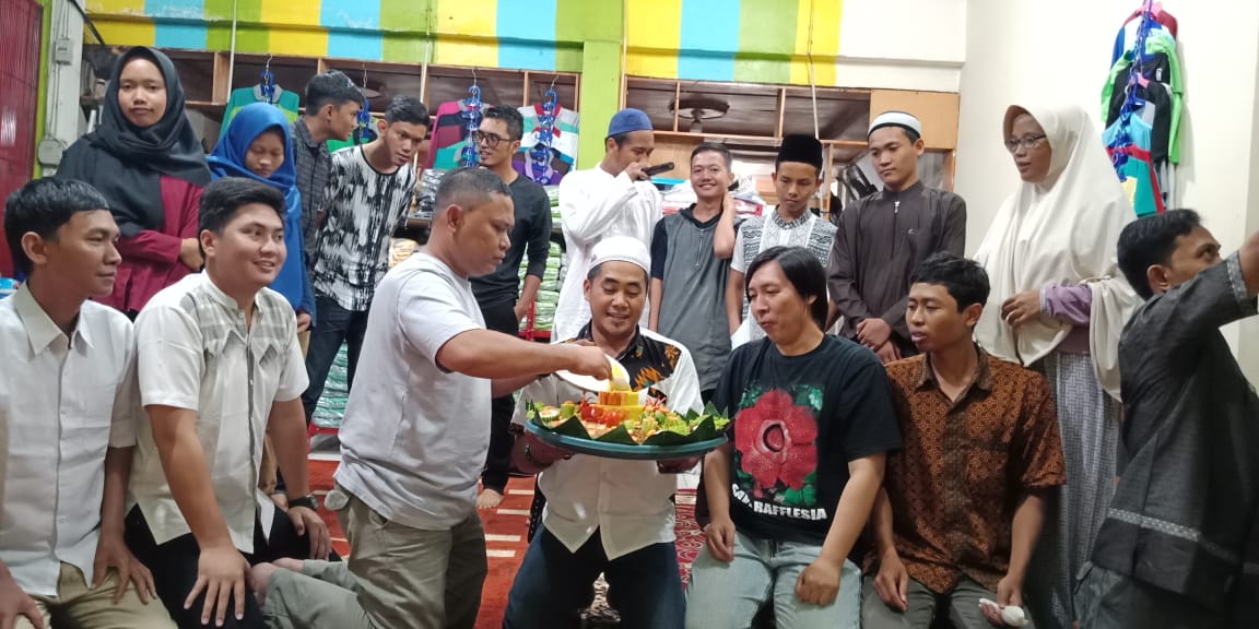 Genap 1 Tahun Berdiri, Generasi Pesona Indonesia (GenPi) Bengkulu Potong Tumpeng Sebagai Wujud Rasa Syukur