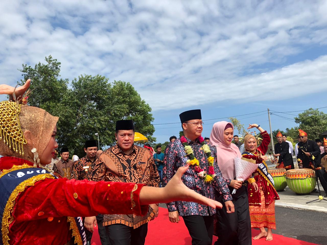 Mukomuko, Gubernur Rohidin Serahkan 95 Ekor Sapi dan Bantuan Kube Semilyar