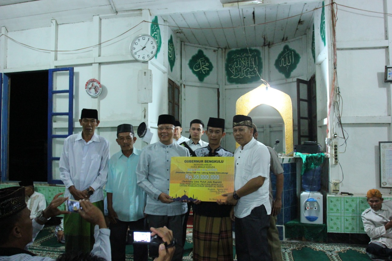 Gubernur Rohidin Serahakan Bantuan Pembangunan Masjid di Lebong
