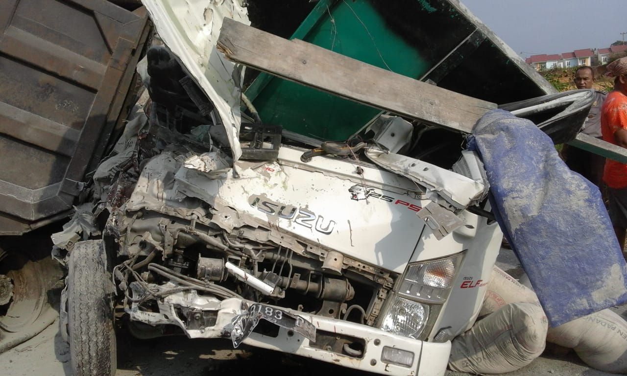 WhatsApp Image 2019-08-25 at 07.50.04 Diduga Beban Berat, Truk Batu Bara Oleng dan Hantam Truk Semen