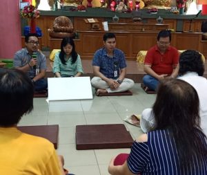 Rachman (kiri) sedang memberikan sambutan