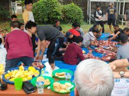 Tampak panitia kurban mewadahi daging kurban yang akan dibagikan.