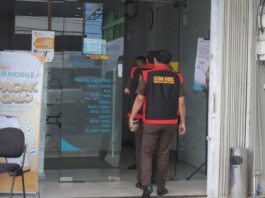Tim penyidik masuk ke Bank untuk melakukan penggeledahan.