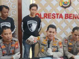 Kapolres menunjukkan barang bukti saat konferensi pers.