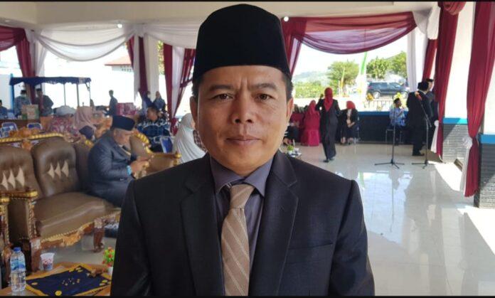 Plt, Kepala BKPSDM Lebong di halaman kantor