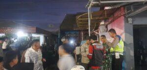 Tampak anggota kepolisian dan babinsa di lokasi kejadian kebakaran