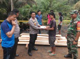Kapolsek Lebong Atas Serahkan Tali Asih Korban Kebakaran