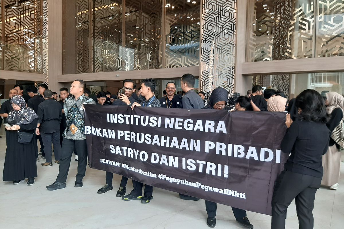 Pegawai Kemendikti Saintek Pegawai Kemendikti Saintek