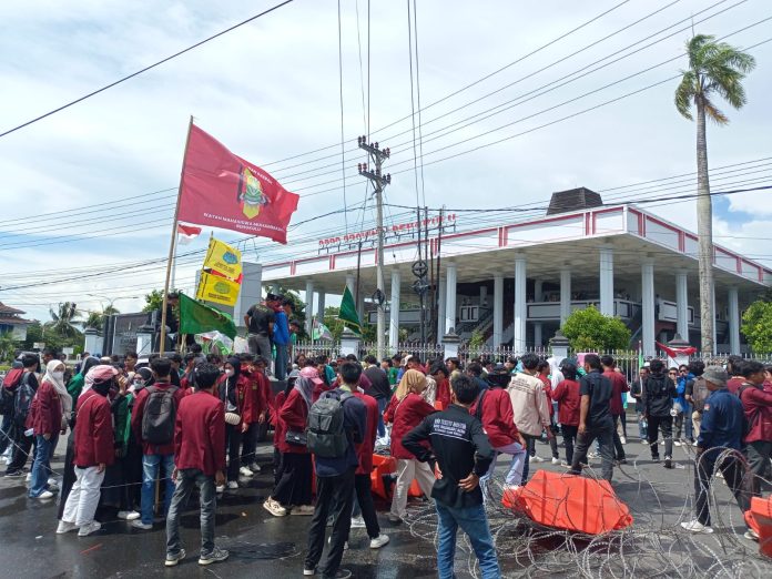 Bubarkan Diri Secara
