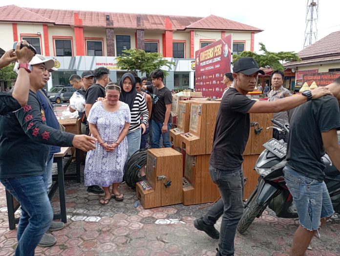 Saat Penggerebekan, Bandar