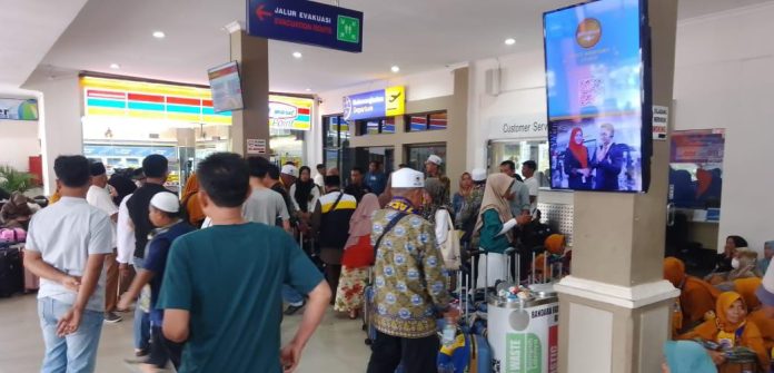 Terlantar di Bandara Fatmawati