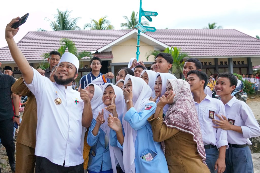 Gubernur Bengkulu Helmi Hasan