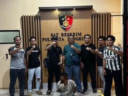 Sedang Menikmati Tubuh