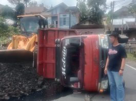 Ban Belakang Lepas, Truk Material Terguling di Jalan
