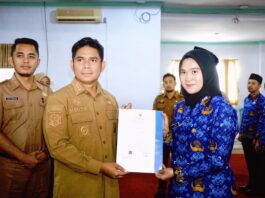 Terima SK, Wabup Hendri