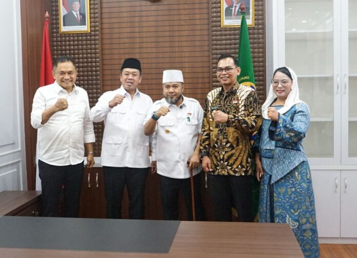 Destita Dampingi Gubernur