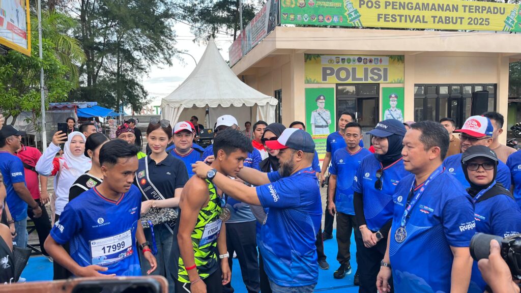 Lepas Peserta 8K Merah