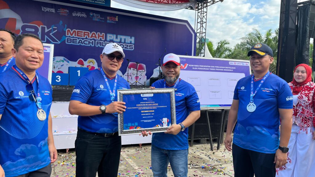 Lepas Peserta 8K Merah