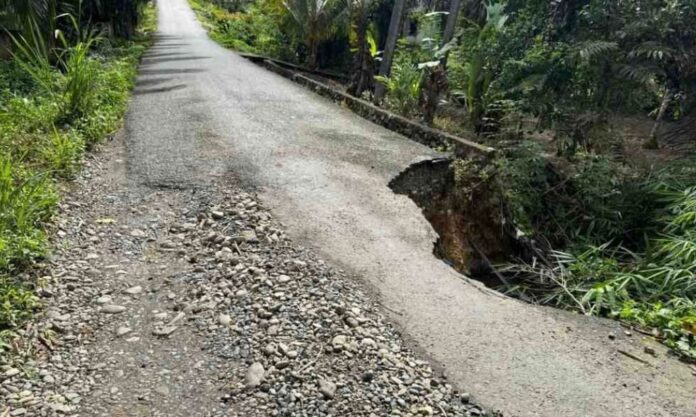 Setengah Badan Jalan Amblas