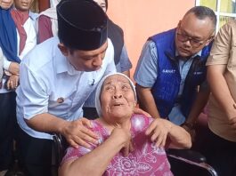 Warga Kebun Beler dan Anggut Atas Terima Bantuan Kursi Roda dari Wali Kota Bengkulu Warga Kebun Beler