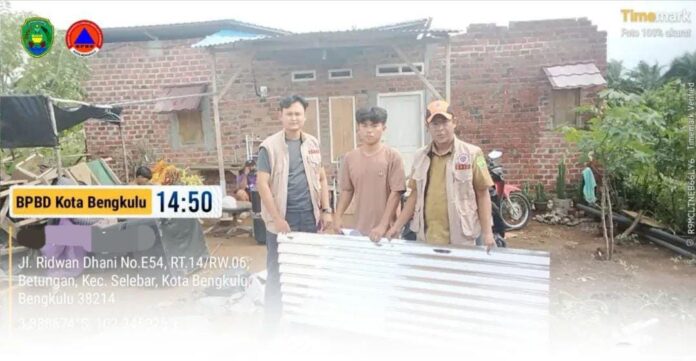 Angin Kencang Terbangkan Atap