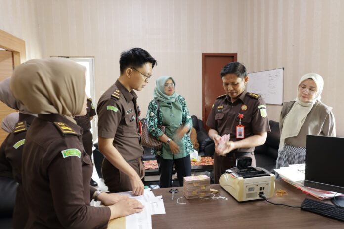 Kejari Bengkulu Terima Uang