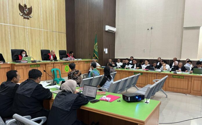 Terdakwa Beby Hussy Dkk