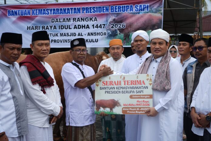 Pemprov Serahkan Bantuan Sapi