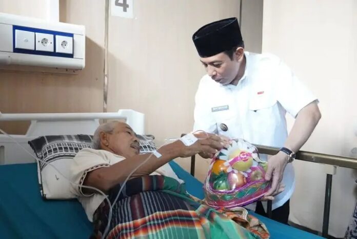 Walikota Bengkulu Jenguk Pasien