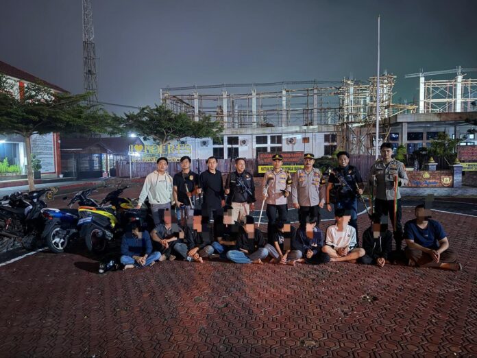 Diduga Anggota Kelompok Gangster, 10 remaja di Rejang Lebong diamankan polisi beserta beberapa senjata tajam.