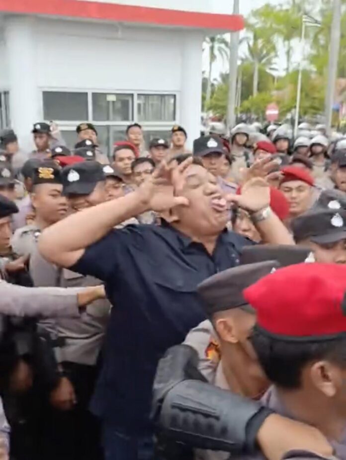Pria di Tengah Aparat