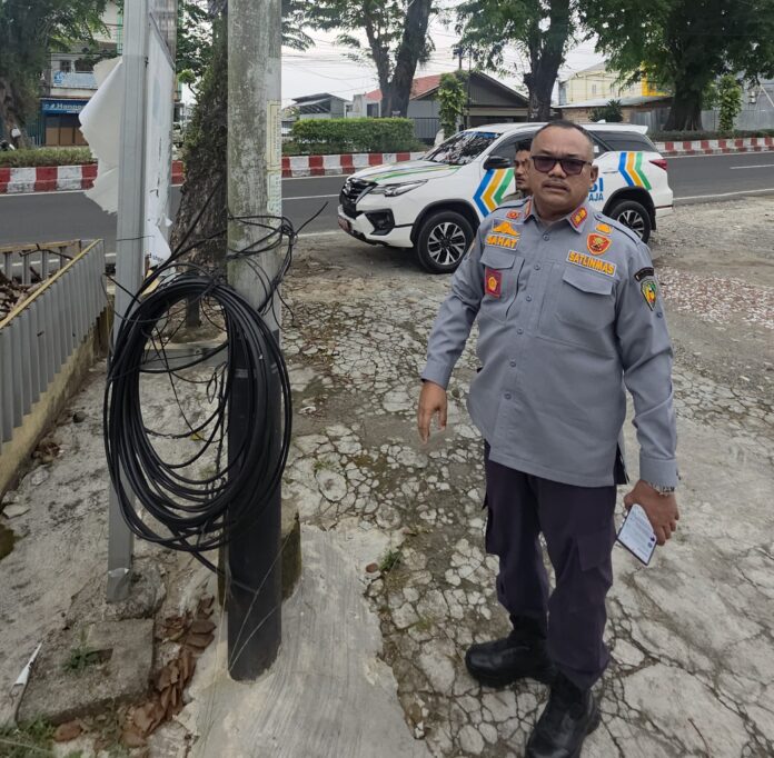 Tiang dan Kabel Wifi